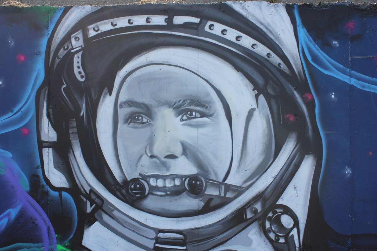 Рисунок ко дню гагарина. Портрет Юрия Гагарина для детей в скафандре. Портрет Гагарина в скафандре в космосе.