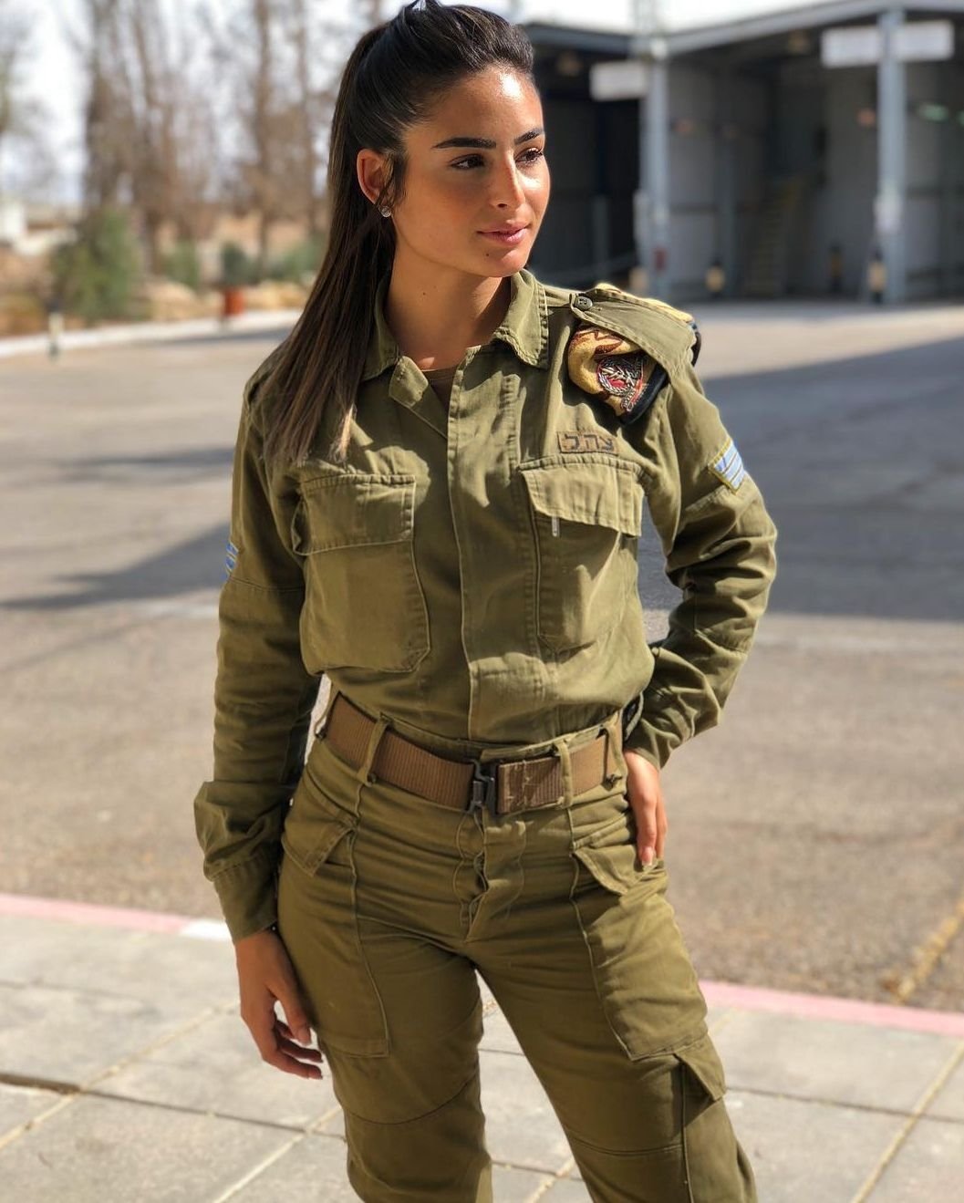 Девушка в военной рубашке
