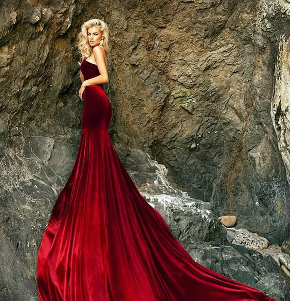 Девушка в красивом красном платье