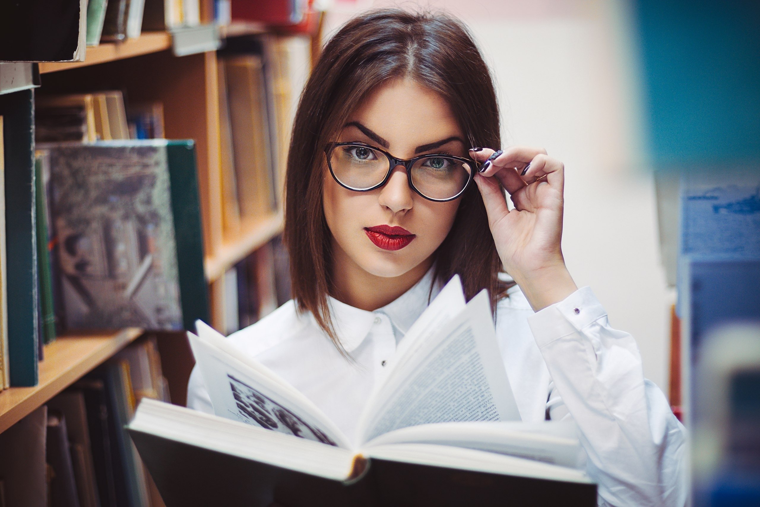 Читать бывшая учительница. Девушка в очках. Умная девушка в очках. Девушка в очках с книгой. Красивые девушки в очках.