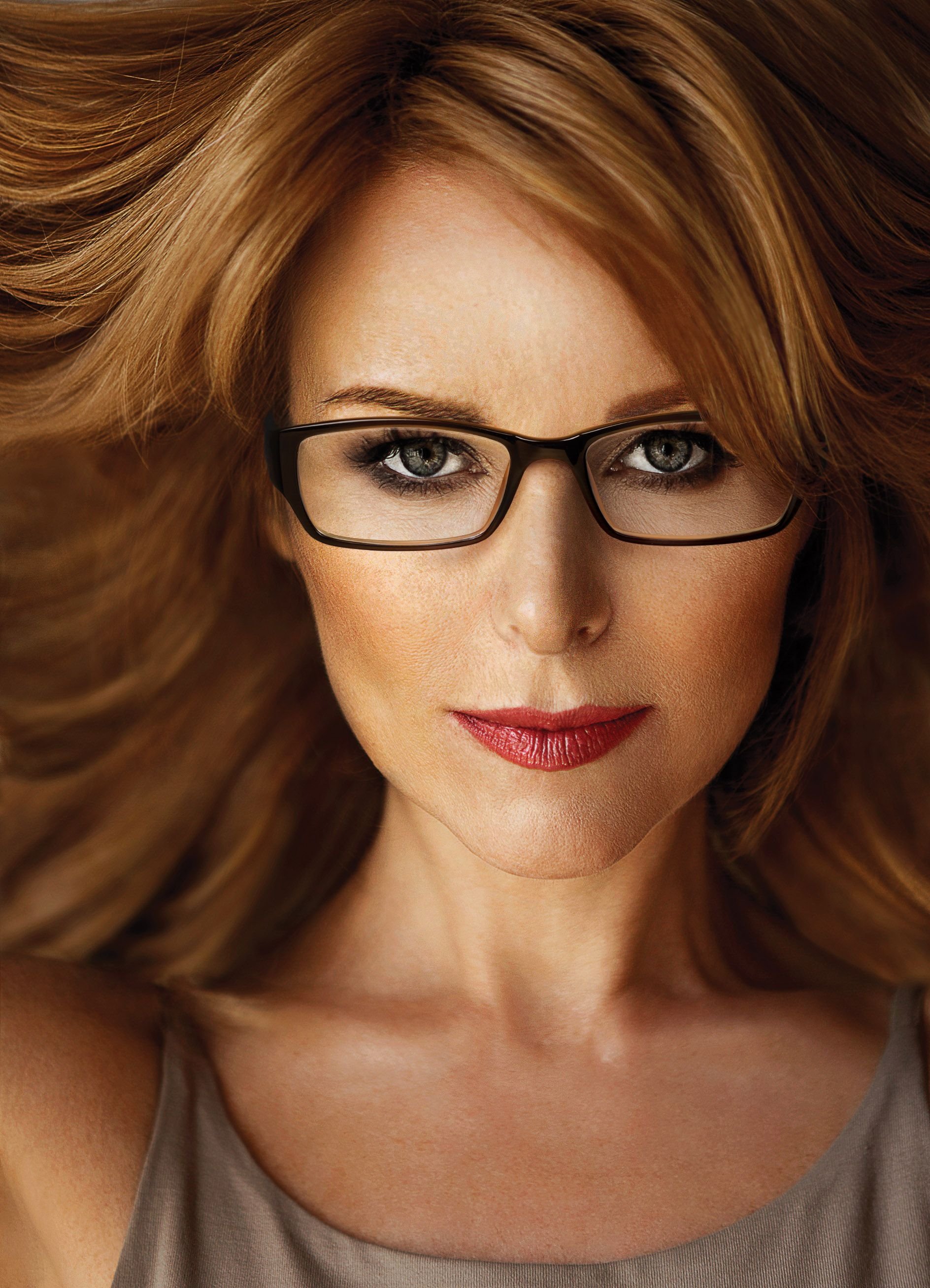 Красивая зрелая в очках. Красивые женщины в очках для зрения. Стильные очки для зрения. Стильные очки для зрения для женщин. Модные оправы для женщин 40 лет.