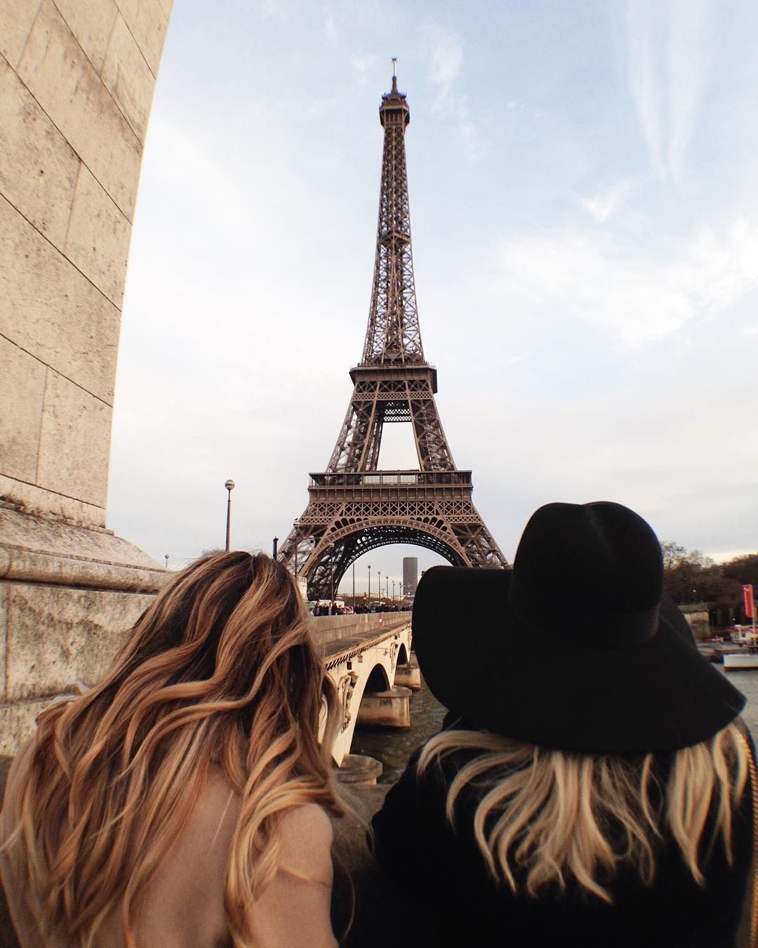 Девушки на фоне Эйфелевой башни