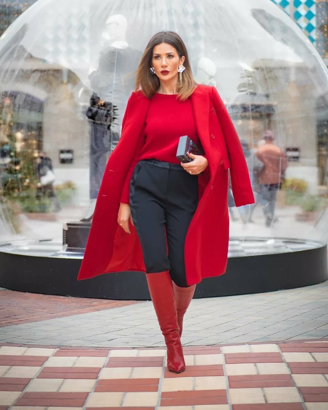 Модные цвета пальто 2024. Красная одежда. Красная одежда для женщин. Стильное пальто. Стильные образы с красным.