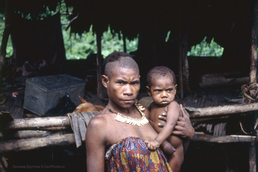 Джунглях живут люди. Новая Гвинея. Племя КОРОВАИ. Племя КОРОВАИ Папуа новая Гвинея. Племя КОРОВАИ из новой Гвинеи. Индонезия — племя КОРОВАИ.