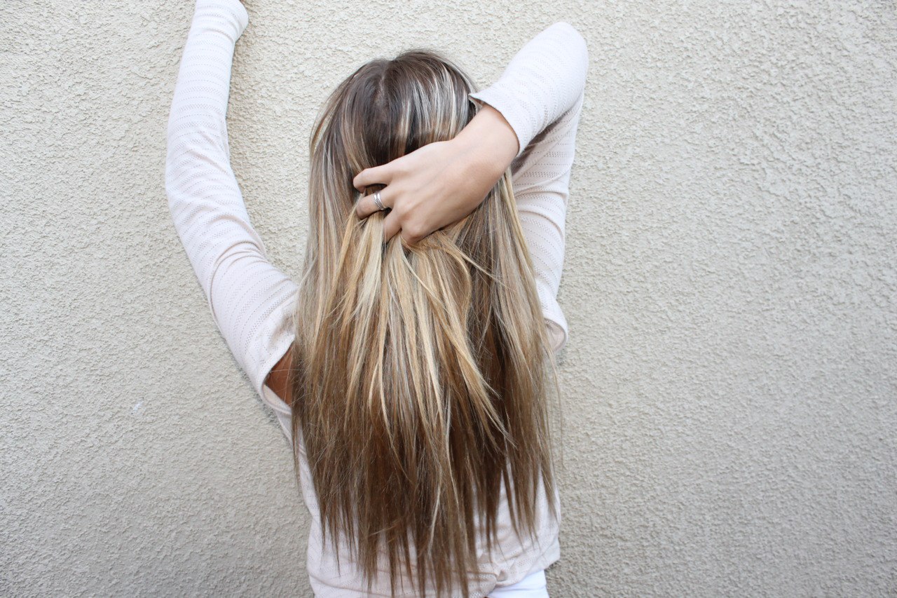 Девушка с мелированными волосами со спины