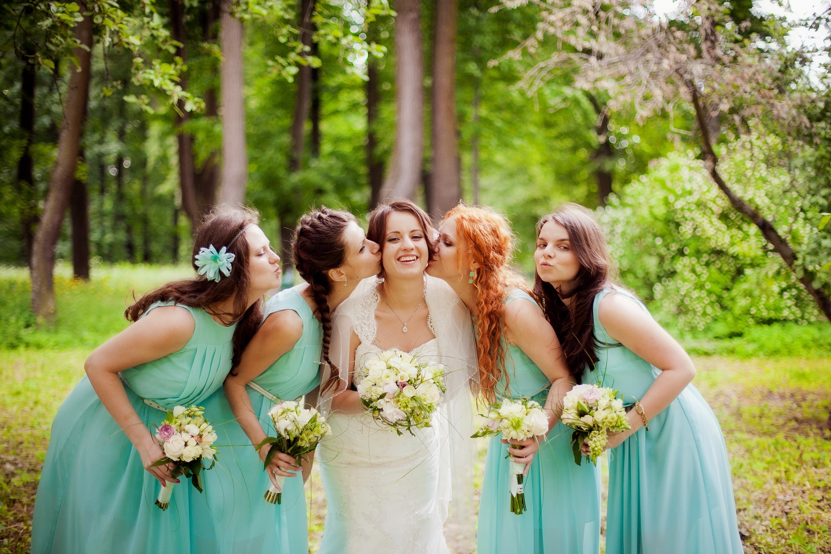 Красивое свадьбу подруге. Подружки невесты. Фотосессия с подружками невесты. Бирюзовые платья подружек невесты. Изумрудные платья подружек невесты.
