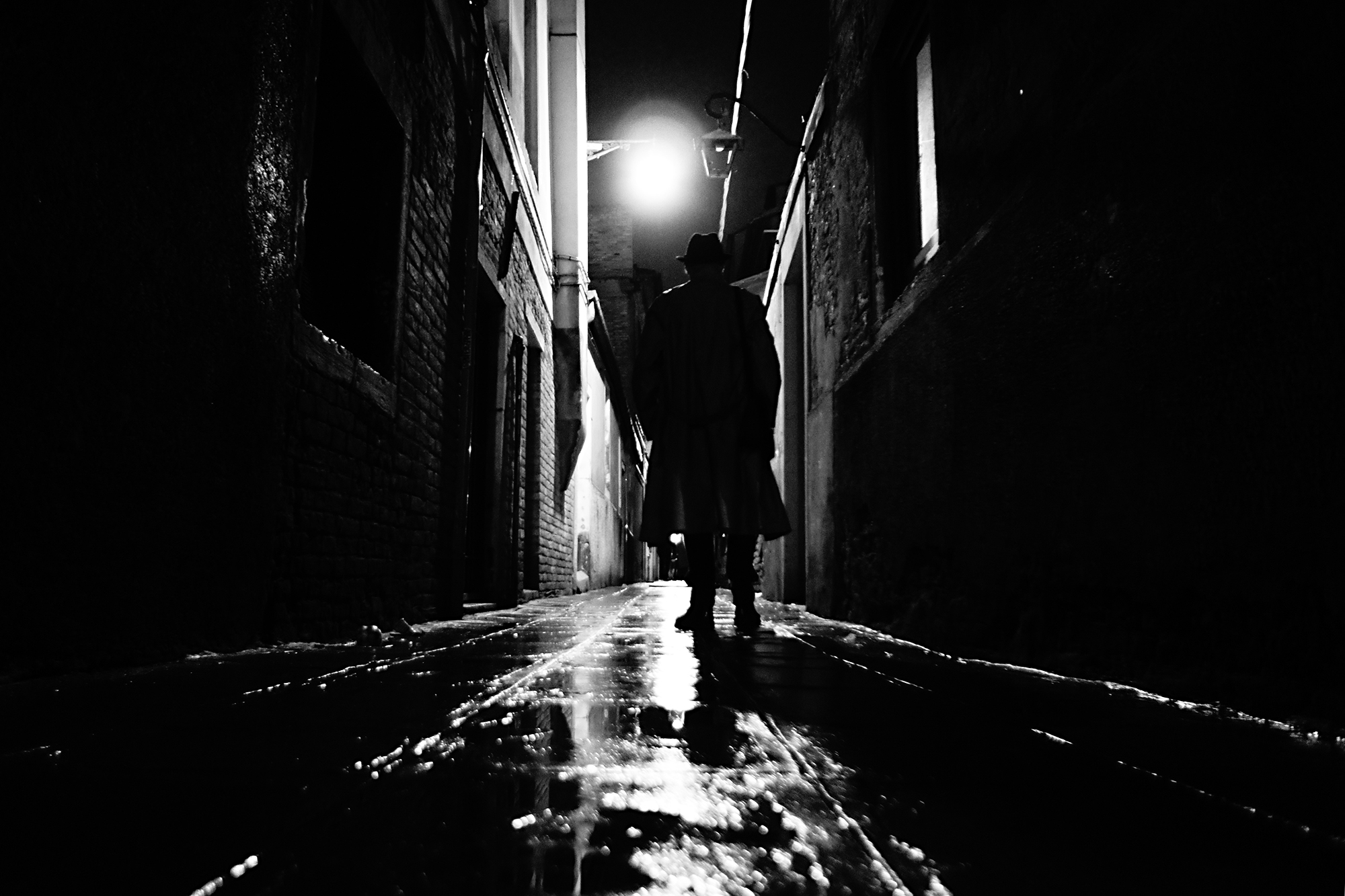 Ночь невыносимо. Человек в темном переулке. Человек на темной улице. Темный переулок. Нуар дождь.