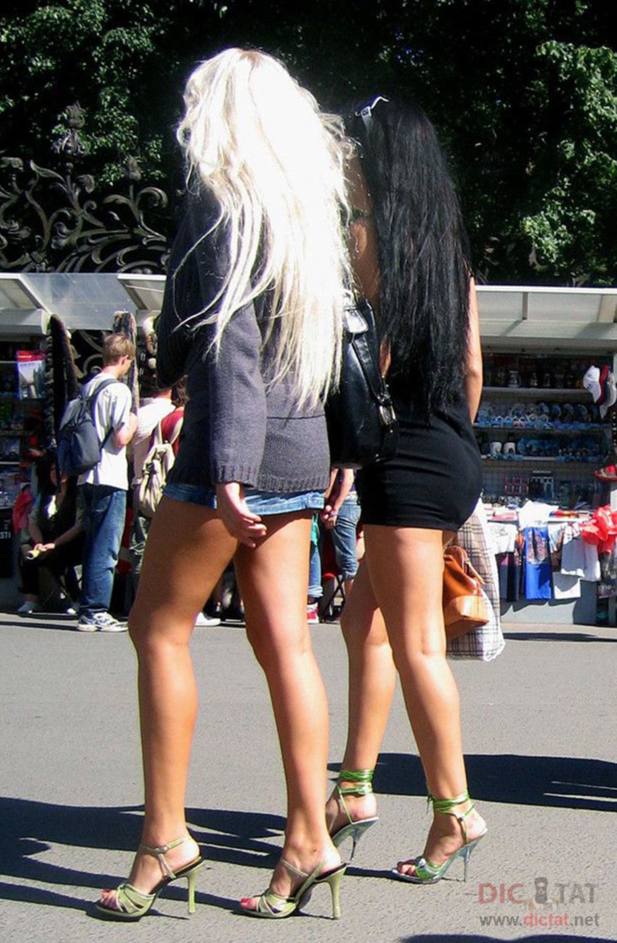 Девушки в коротких юбках на улице