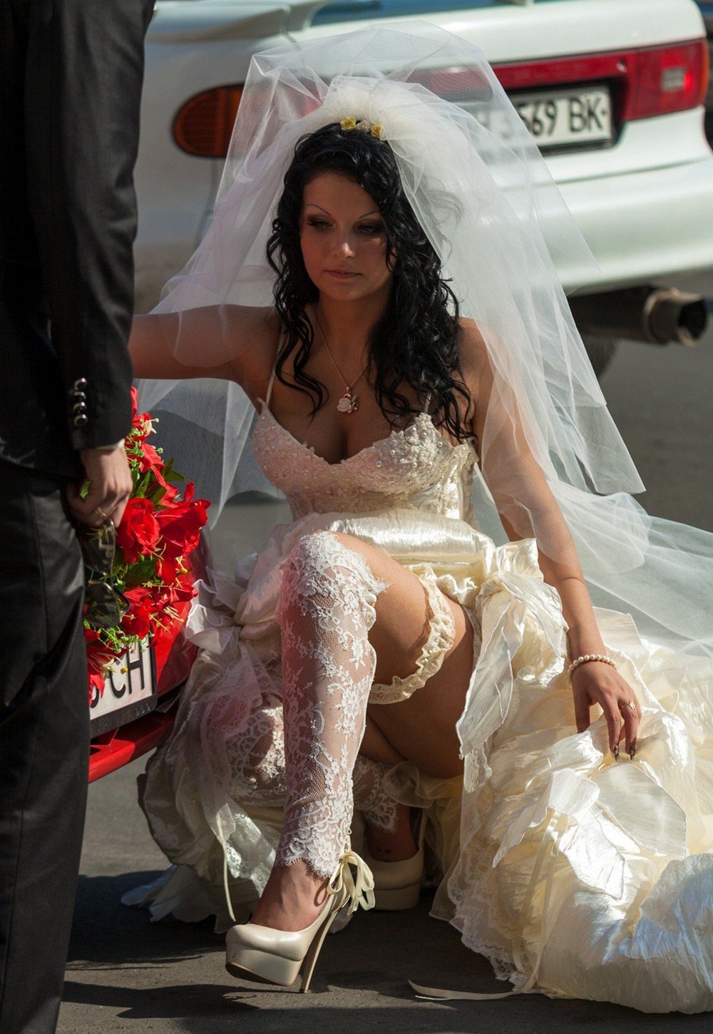 А что у невесты под платьем