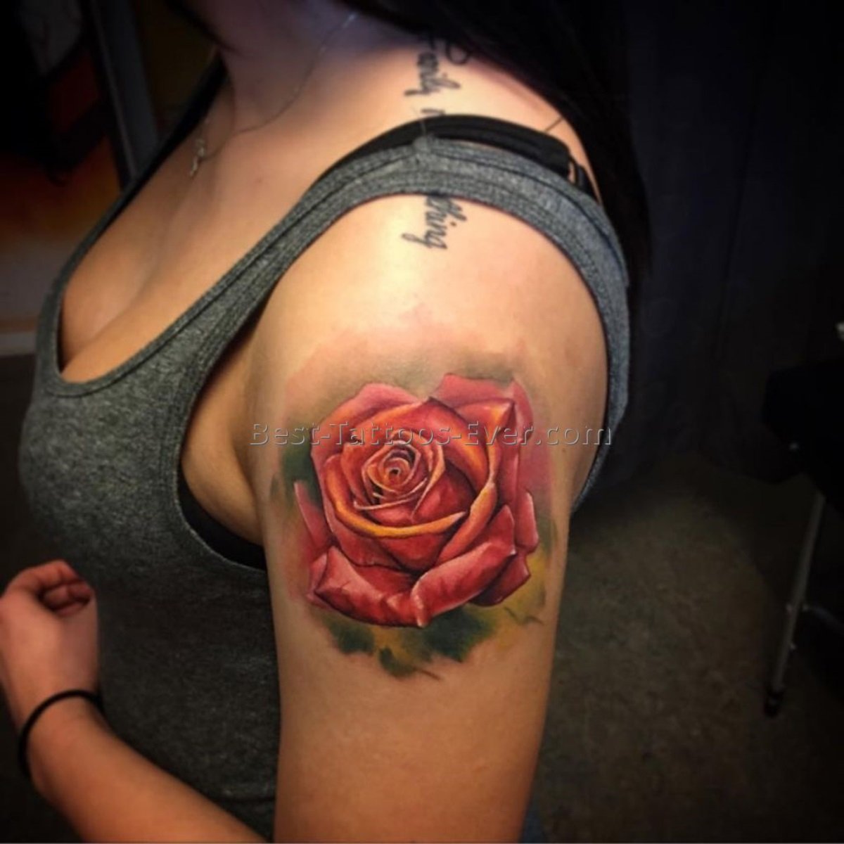 Татуировка розы у девушки