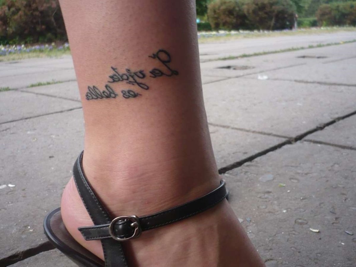 Татуировки для девушек на ноге надписи