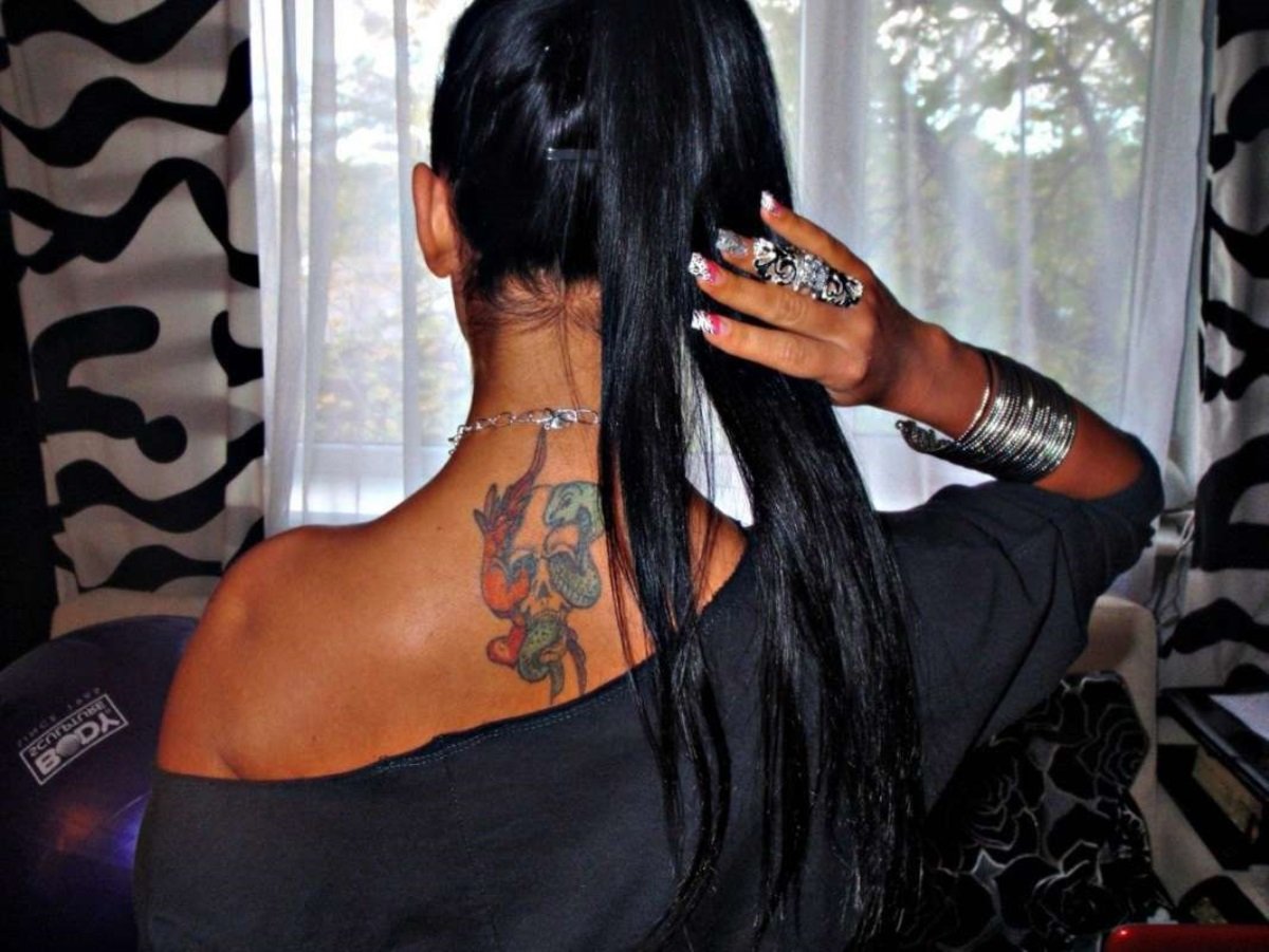 Брюнетка с татуировкой на спине