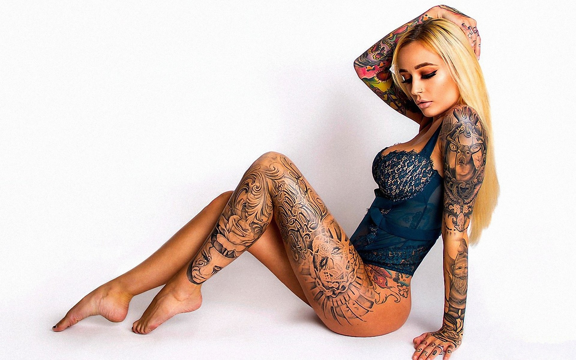 Sexy tattooed models