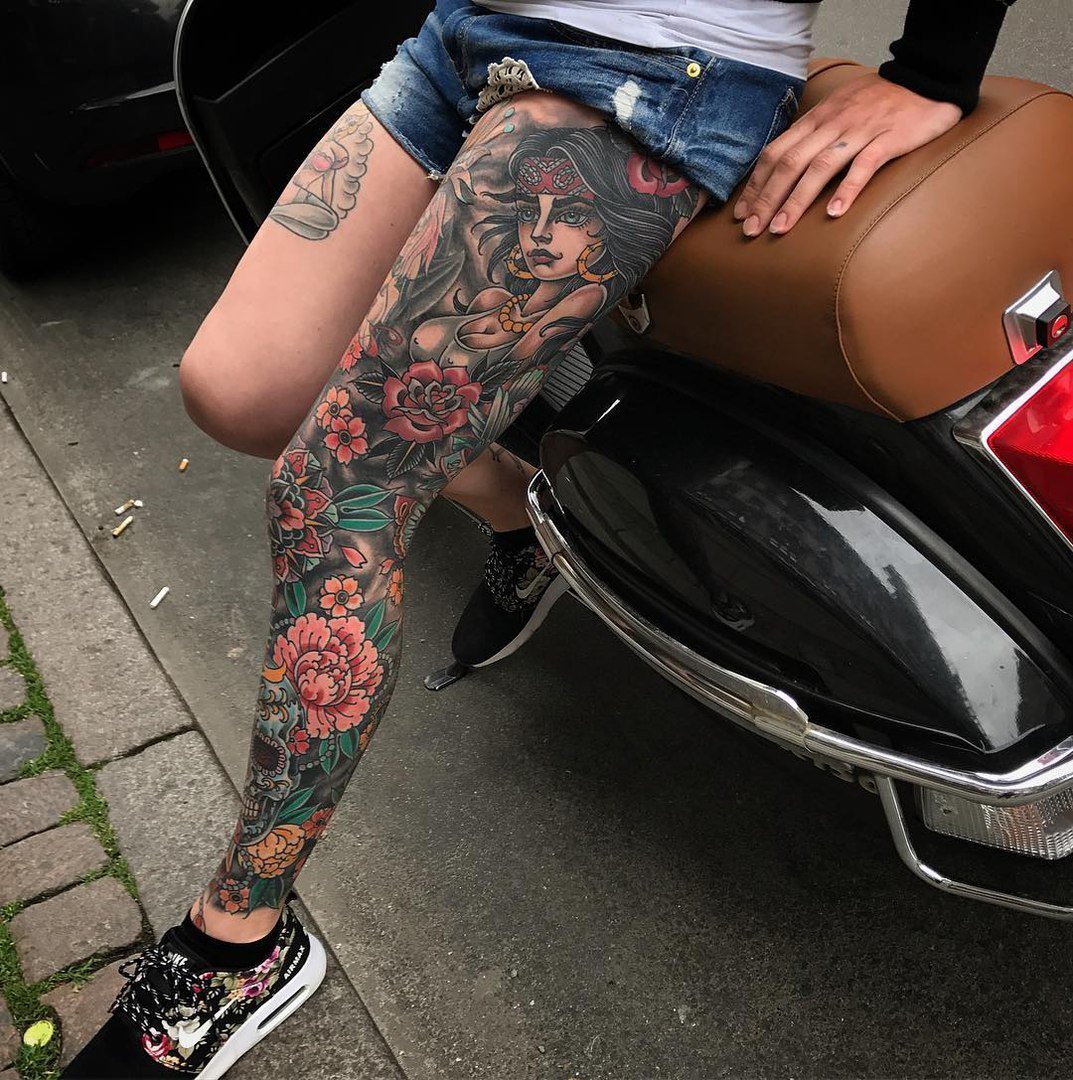 Татуированные ноги девушек