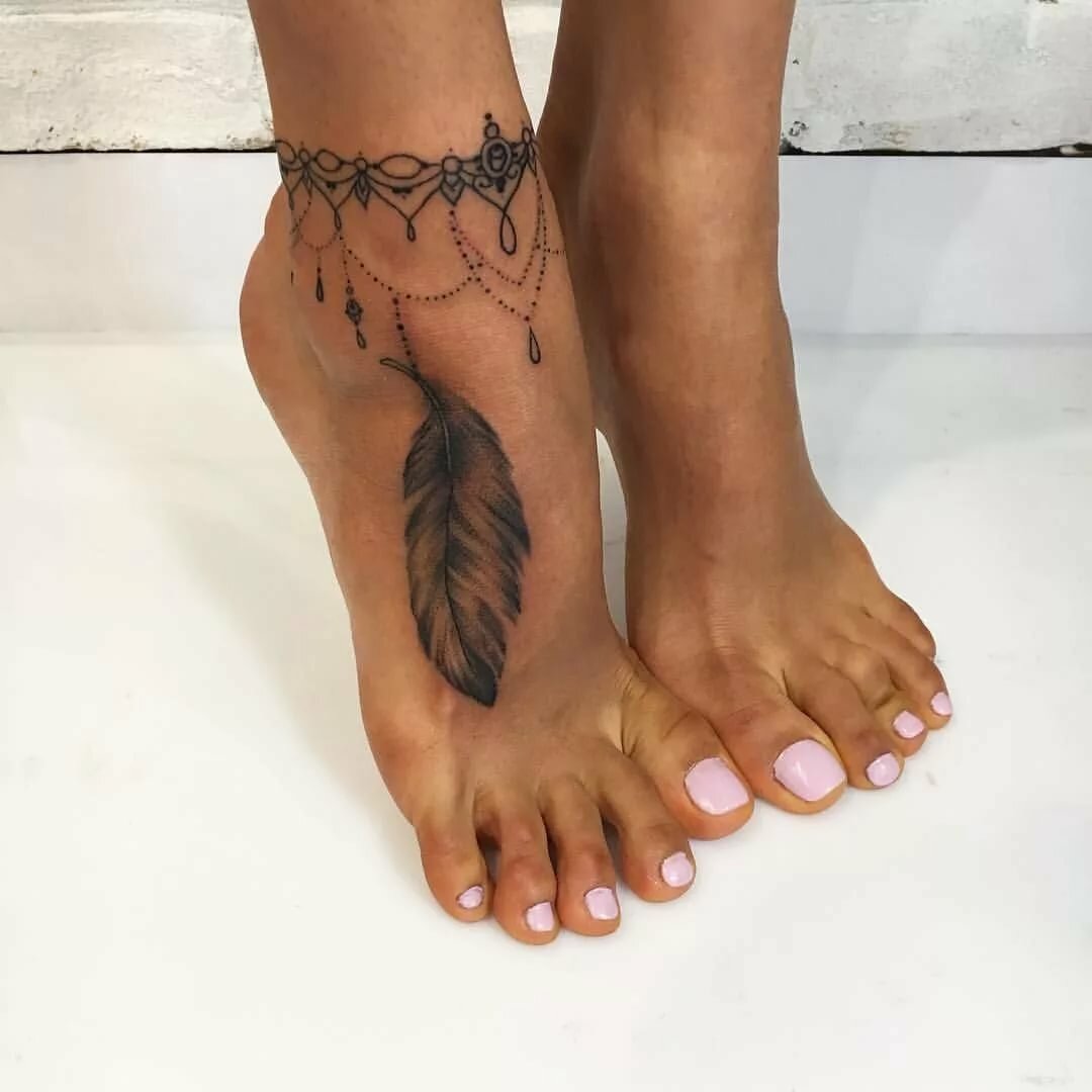 Красивая татуировка на ногу