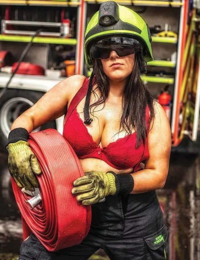 Девушки пожарные (61 фото)