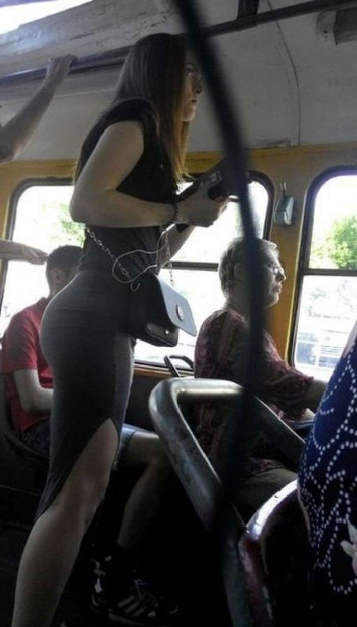 Девушки в автобусе (49 фото)