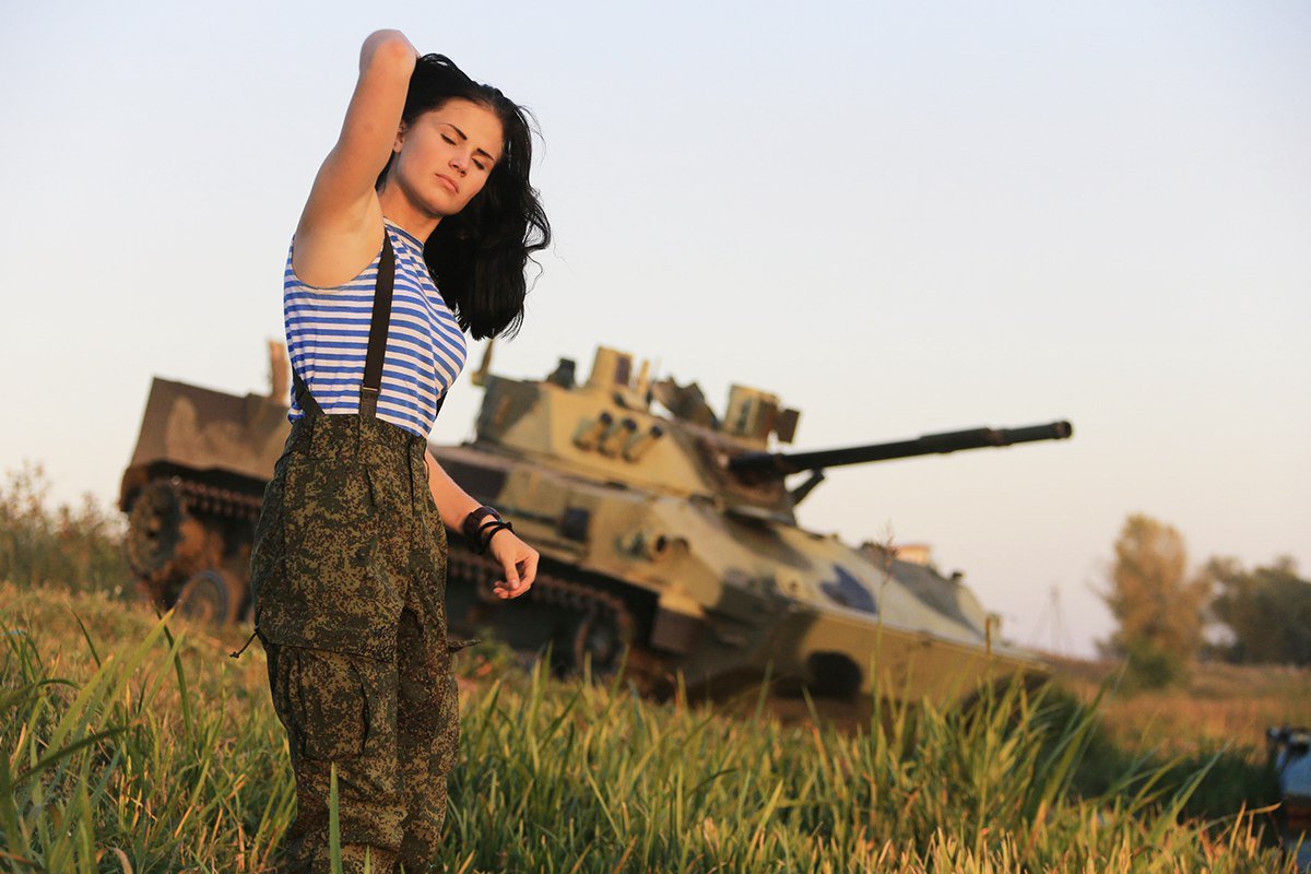Фразеологизм на фотографии стояла девушка в военной