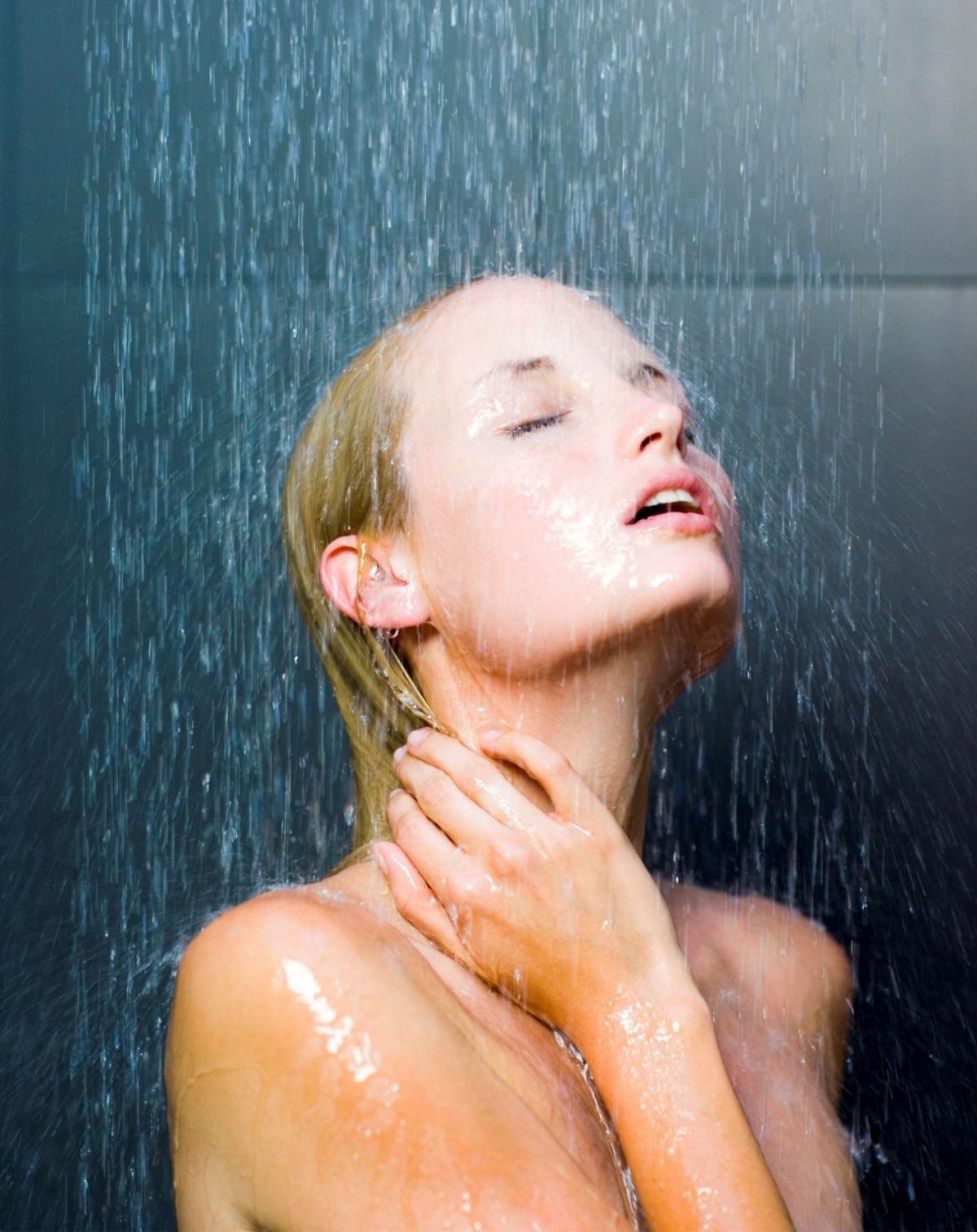 Приятно заглянуть в душ к девушке, когда она моется в нём. 