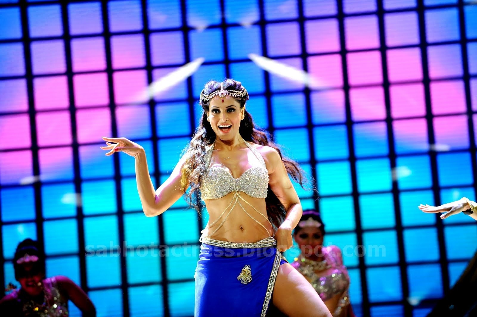 Басс танцы. Бипаша басу. Bipasha Basu IIFA 2012. Бипаша басу Bikini. Бипаша басу клипы.