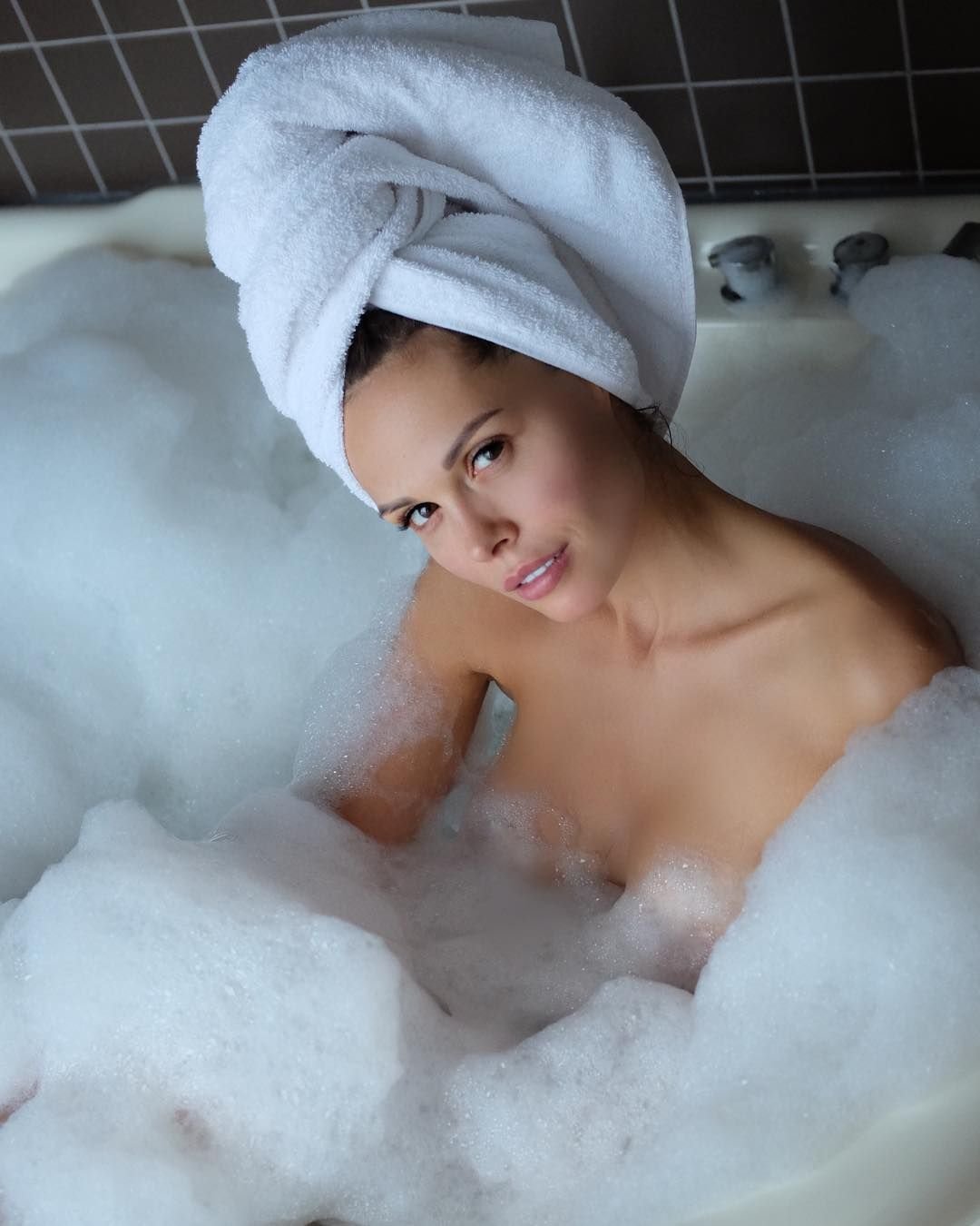 Фото девушки в полотенце в ванной