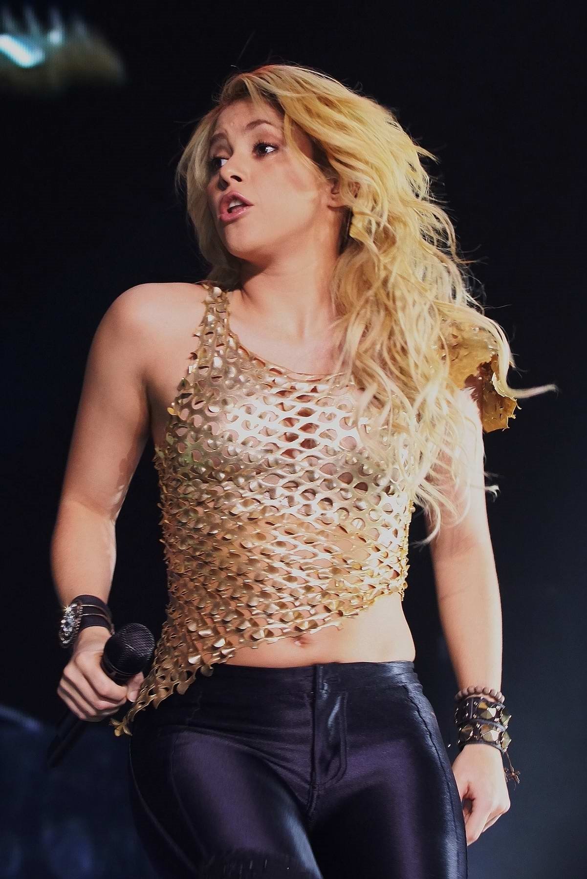 Shakira nipple