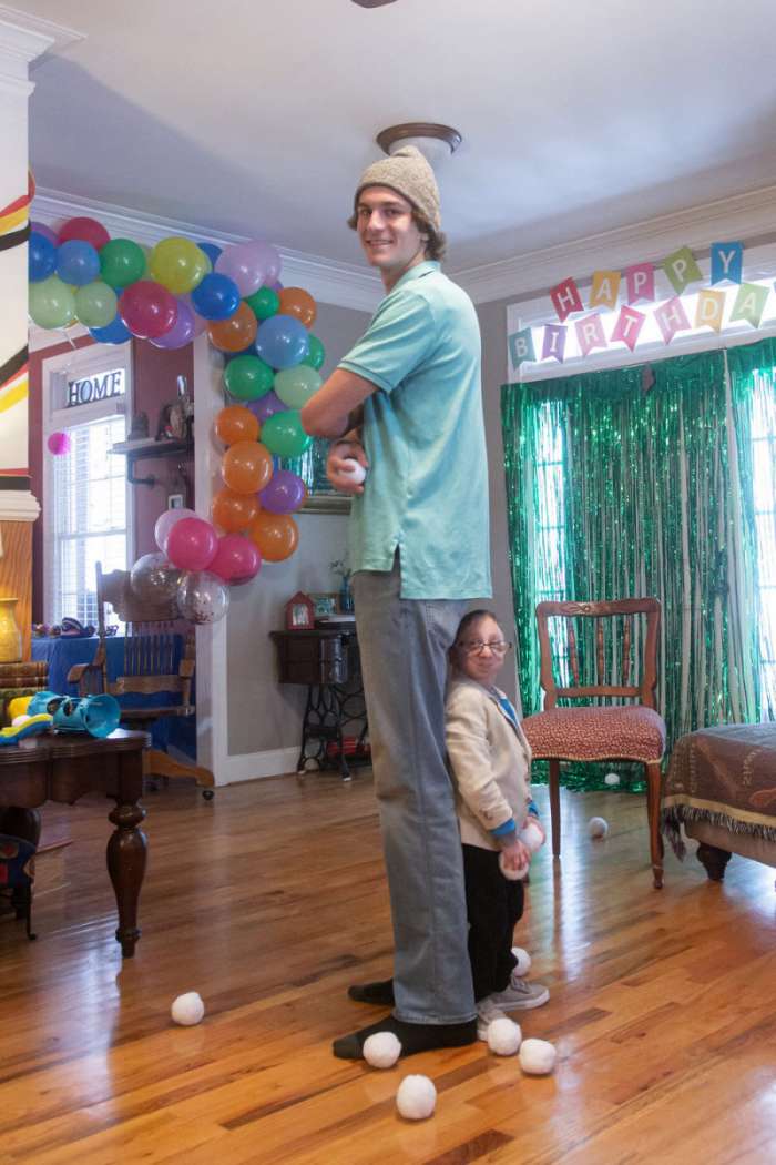 Один из самых маленьких мужчин в мире отметил 28-летие со своим 195-сантиметровым младшим братом