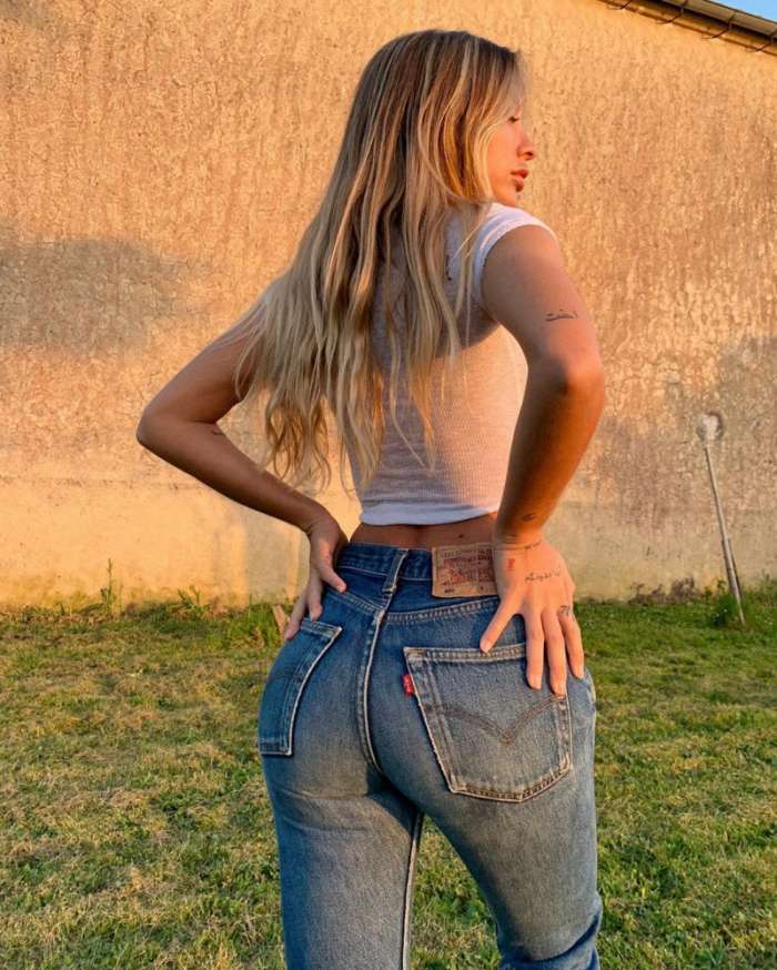 Молодые девушки в обтягивающих джинсах и шортах