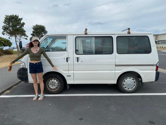 Девушка бросила работу, чтобы путешествовать по миру в фургоне