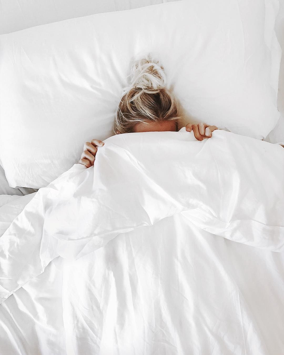 Спать в постельке. Фотосессия в постели. Под одеялом.
