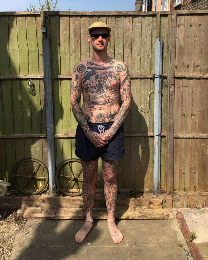 Британец пообещал набивать новое тату каждый день, пока не кончится карантин