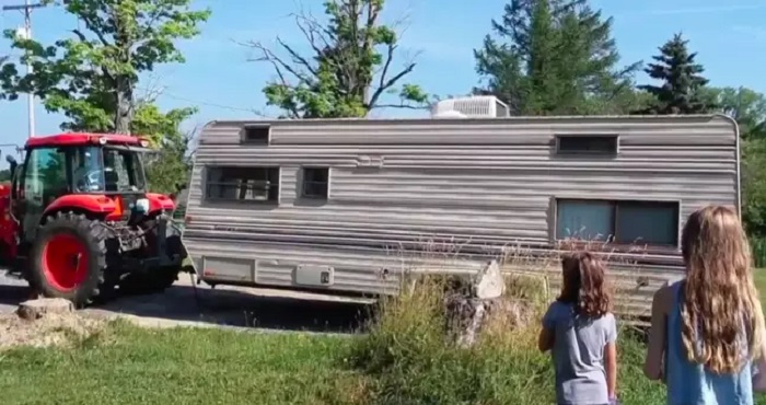 11-летняя девочка купила дом на колесах и занялась ремонтом