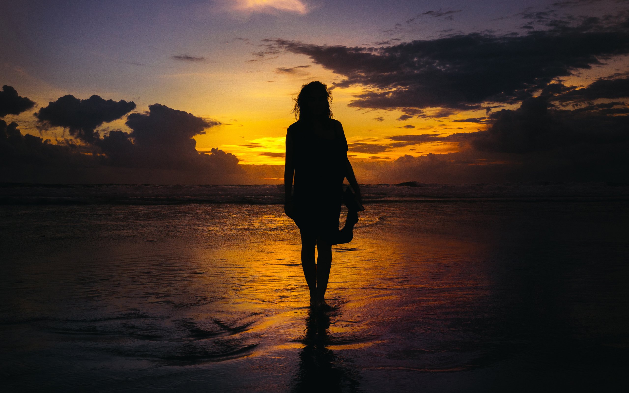 Фото девушек сзади на фоне моря
