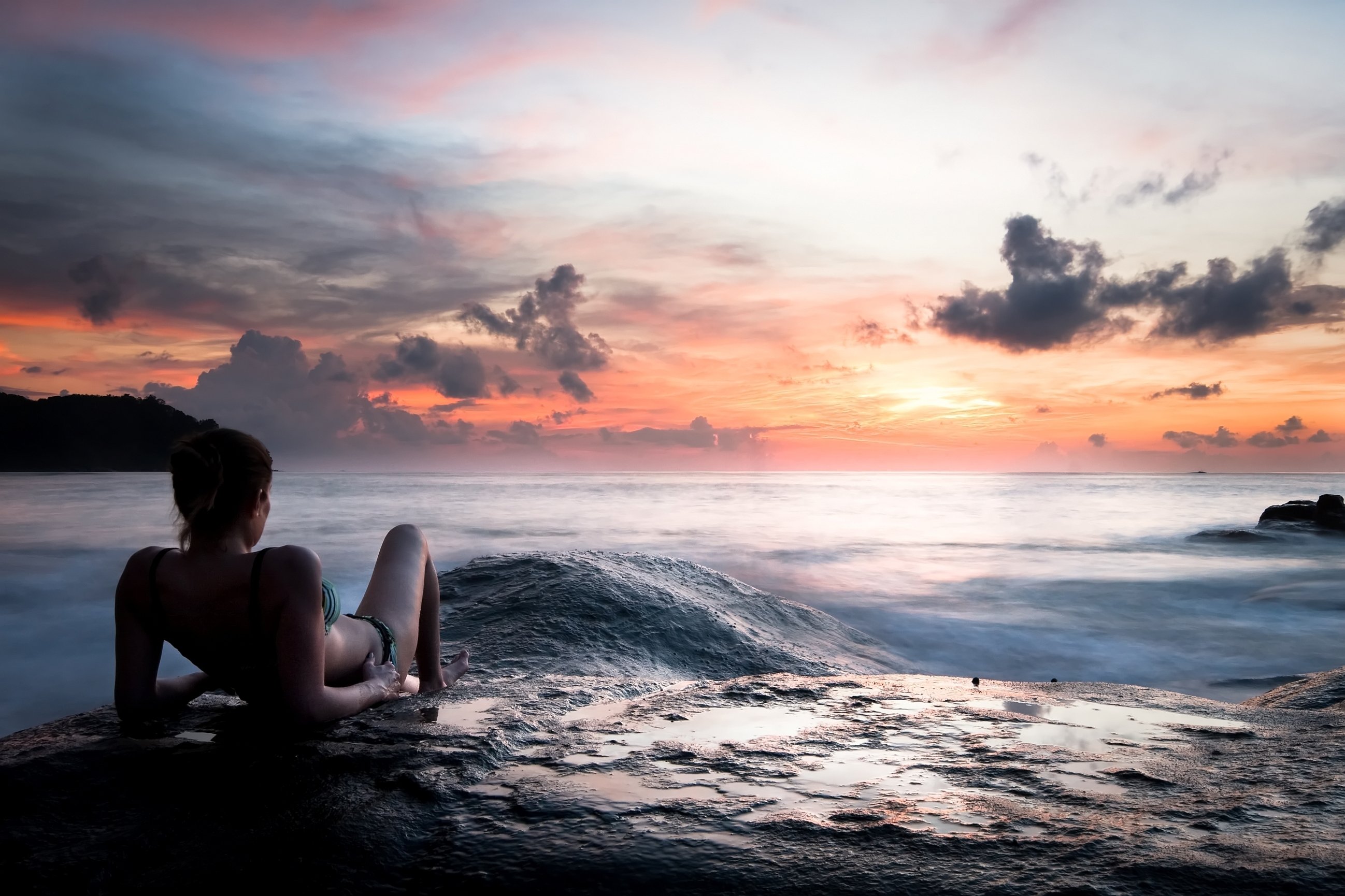 Фото девушки на пляже закат