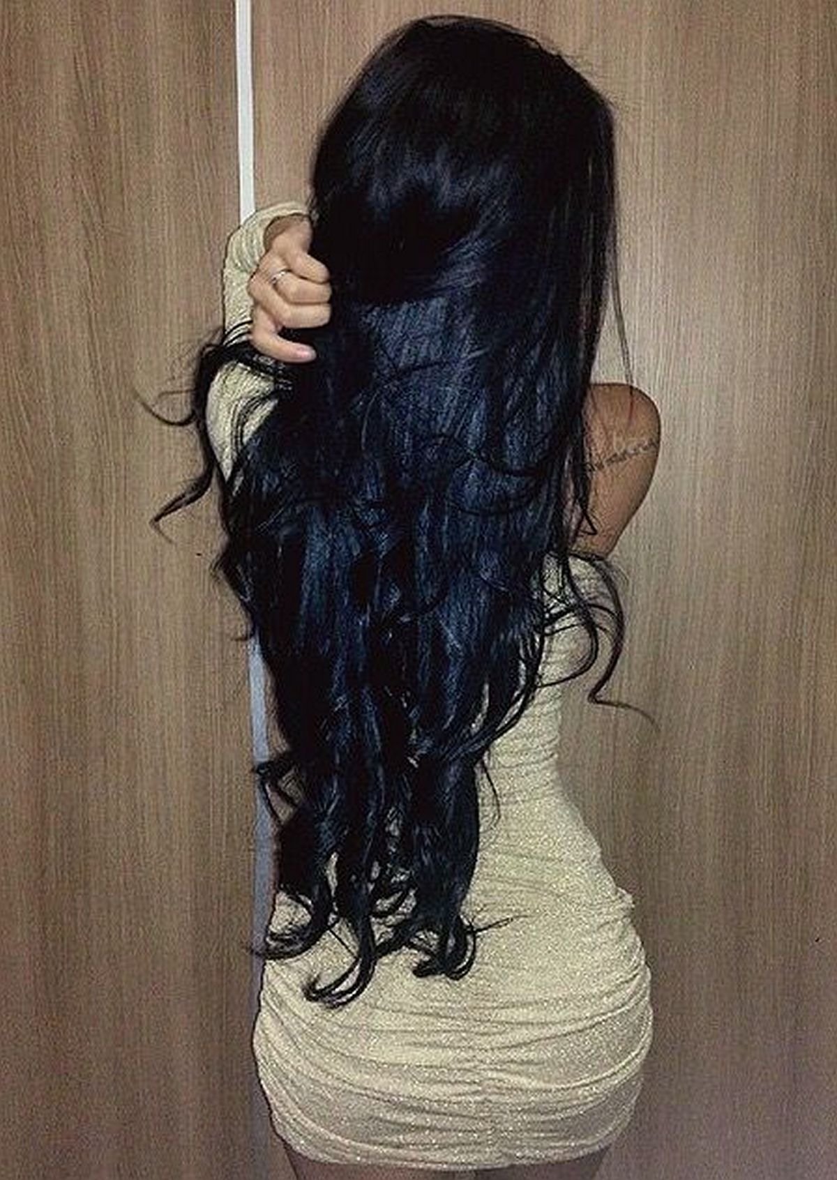 Девушка с длинными черными волосами со спины фото