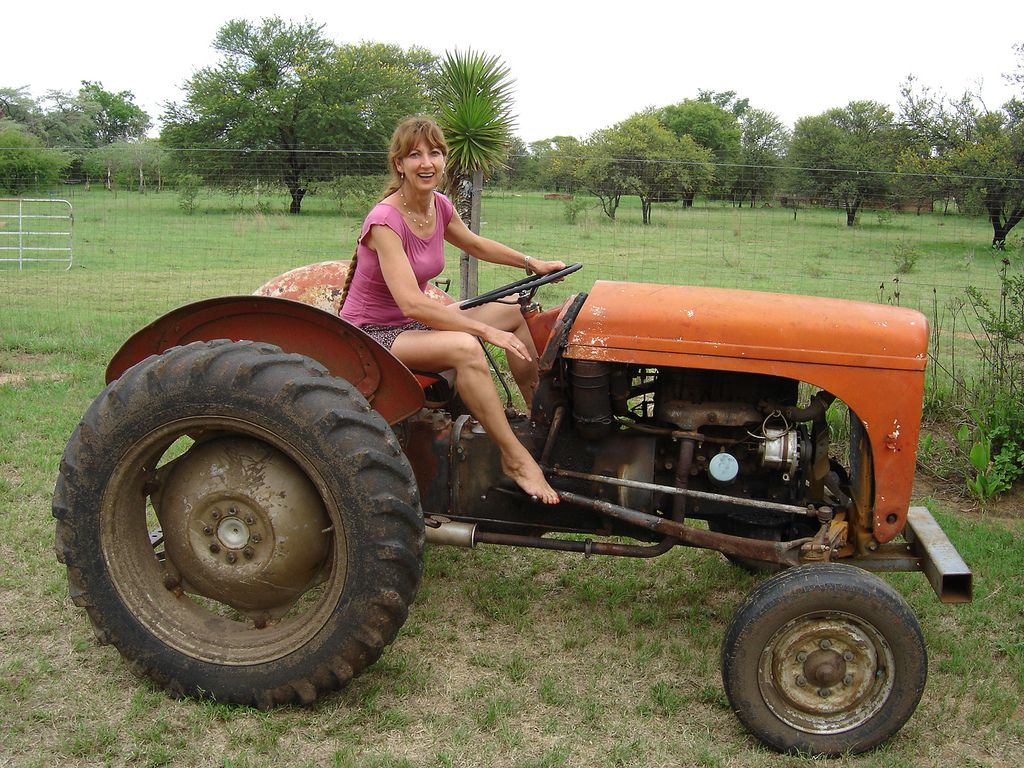 Девушки на тракторе (65 фото) 
