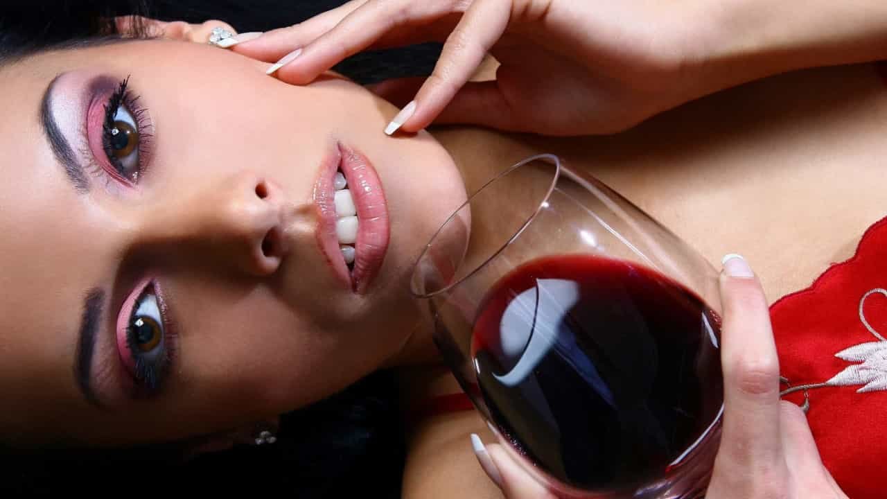 Фото девушка с бокалом вина в руках