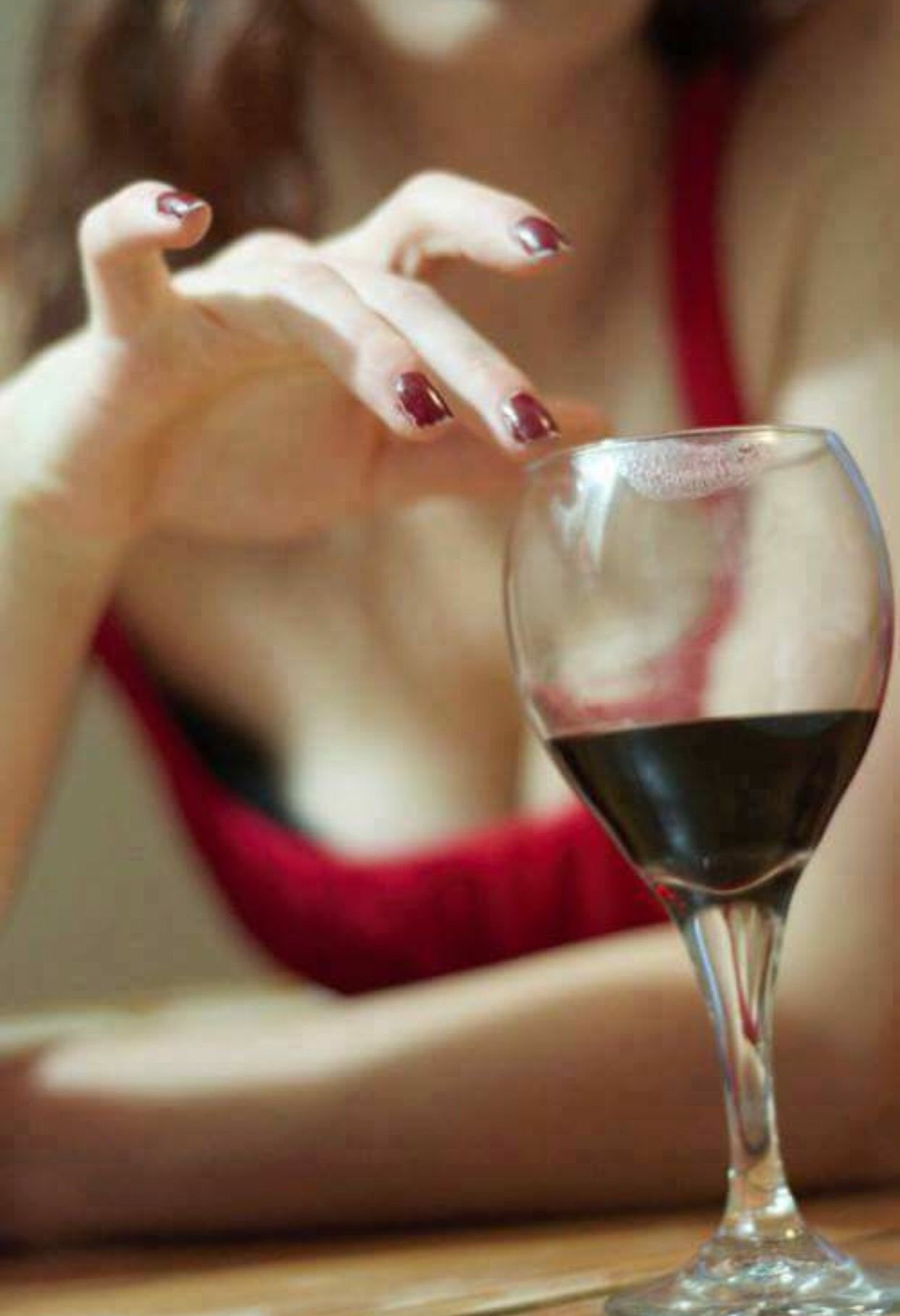 Фото девушка с бокалом вина в руках