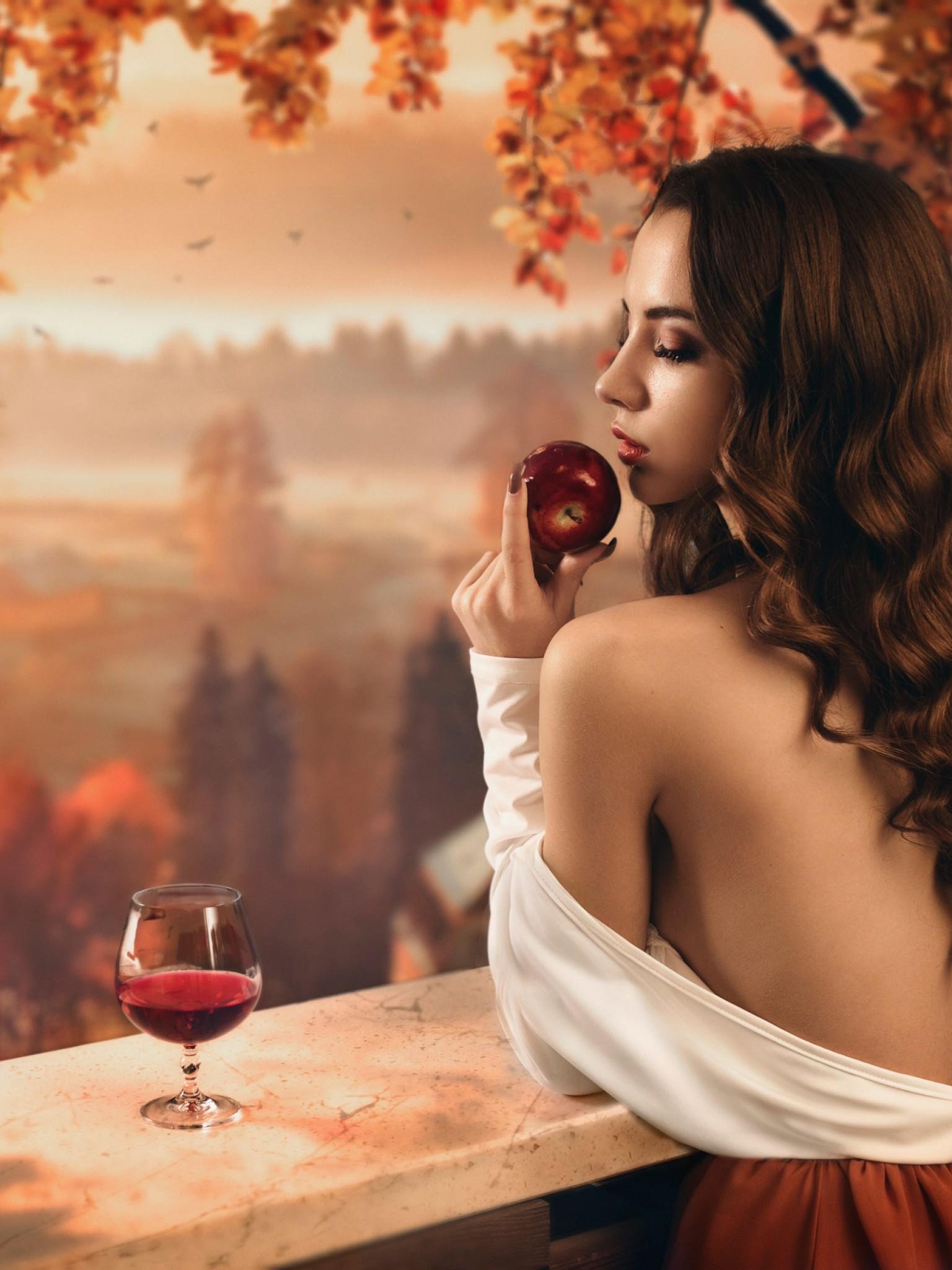 Фото с бокалом вина на природе девушки