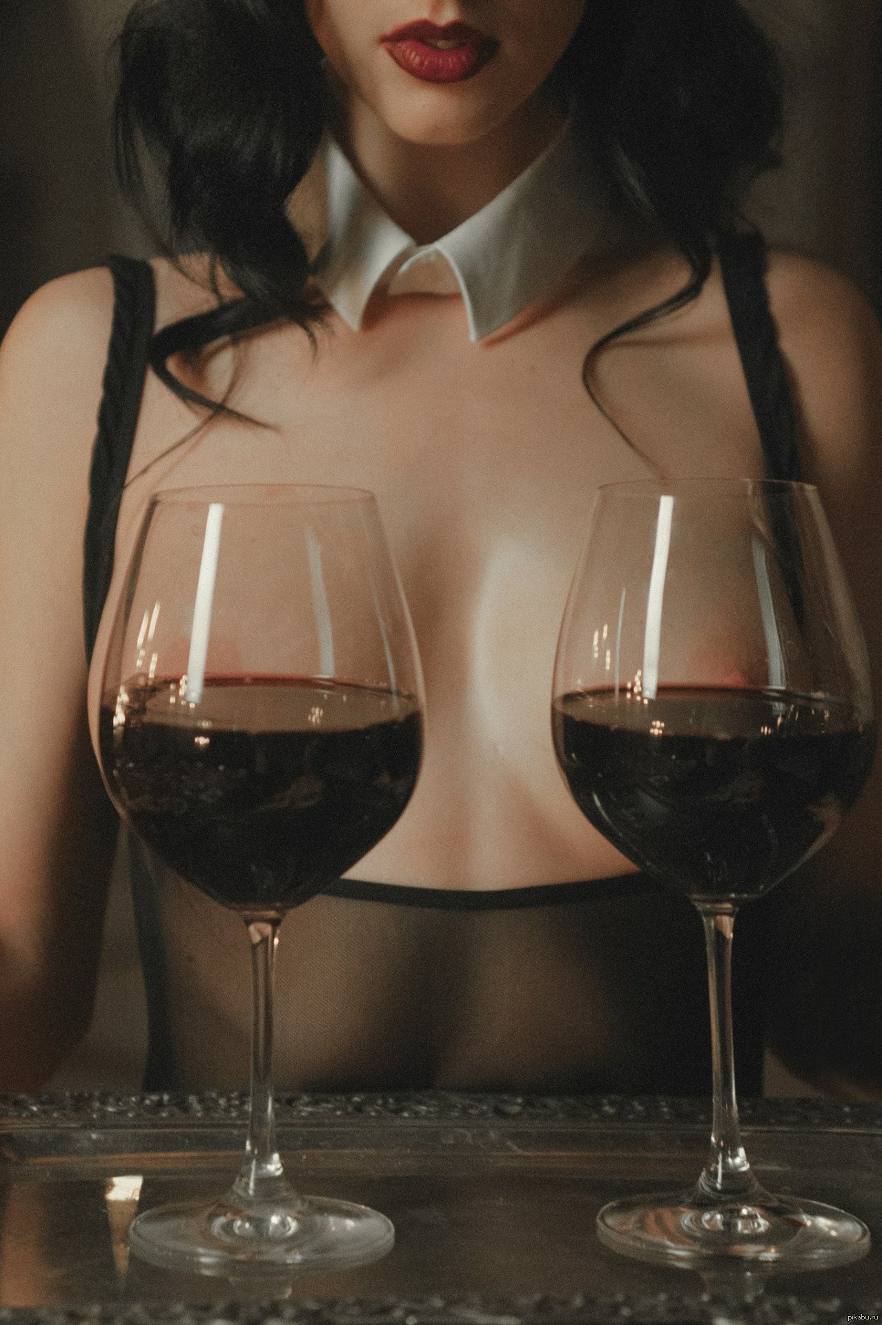 девушки пьют вино фото