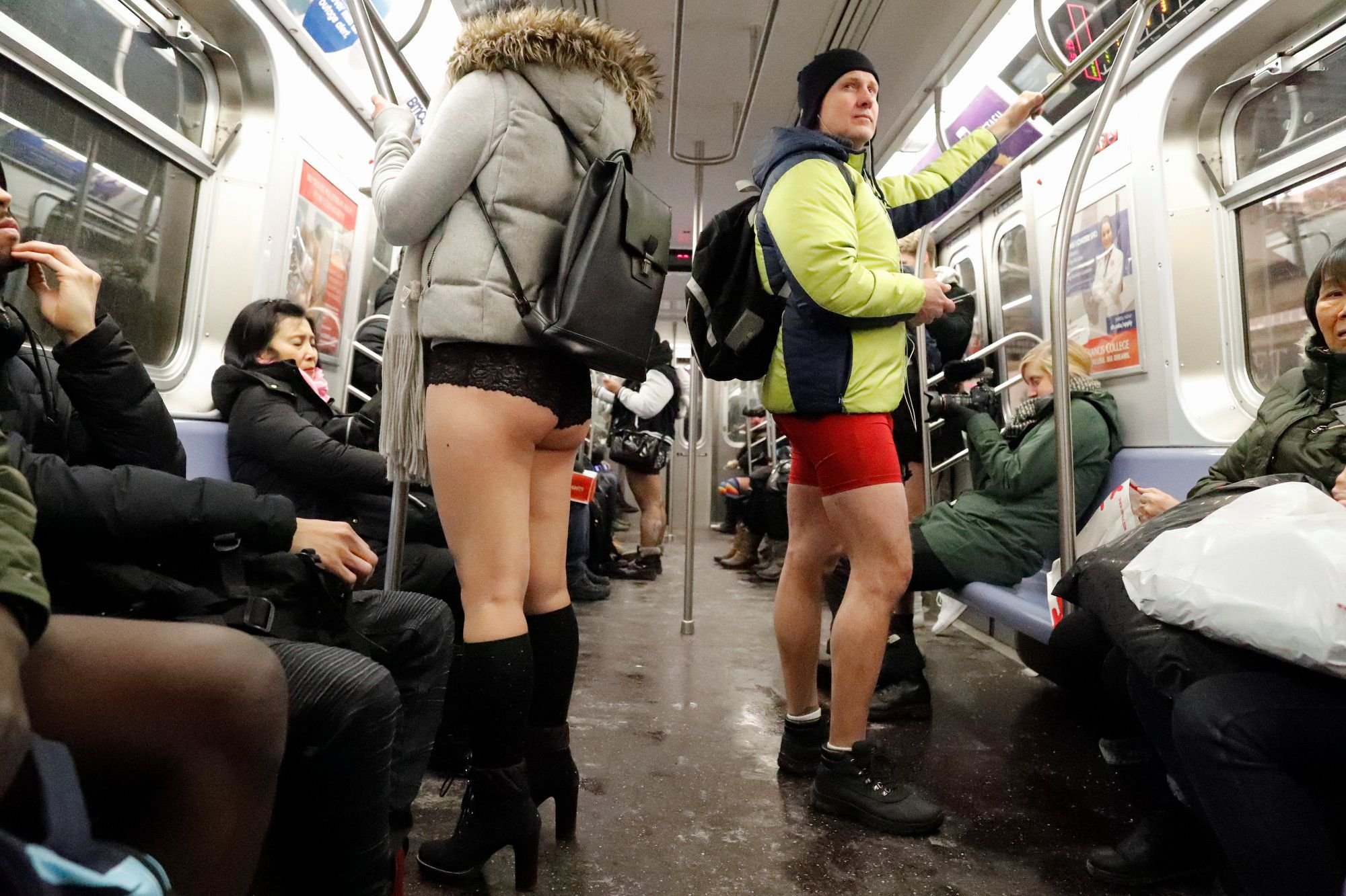 Лапаю девушек в метро. No Pants Subway Ride Москва. No Pants Subway Ride Москва метро. Флэшмоб в метро без штанов в Москве 2017. Нью Йорк метро без штанов.