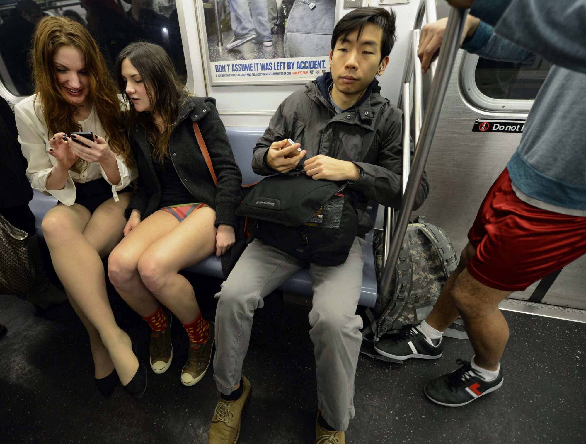 Лапаю прохожих. No Pants Subway Ride Москва. Нью Йорк метро без штанов. Девушки в метро.