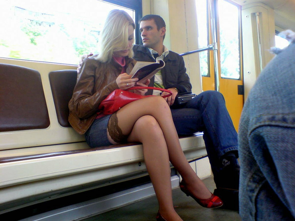 Лапаю девушек в метро. Девушки в чулках в транспорте. Девушки в юбках в метро. Красивые девушки в транспорте. Ножки в общественном транспорте.