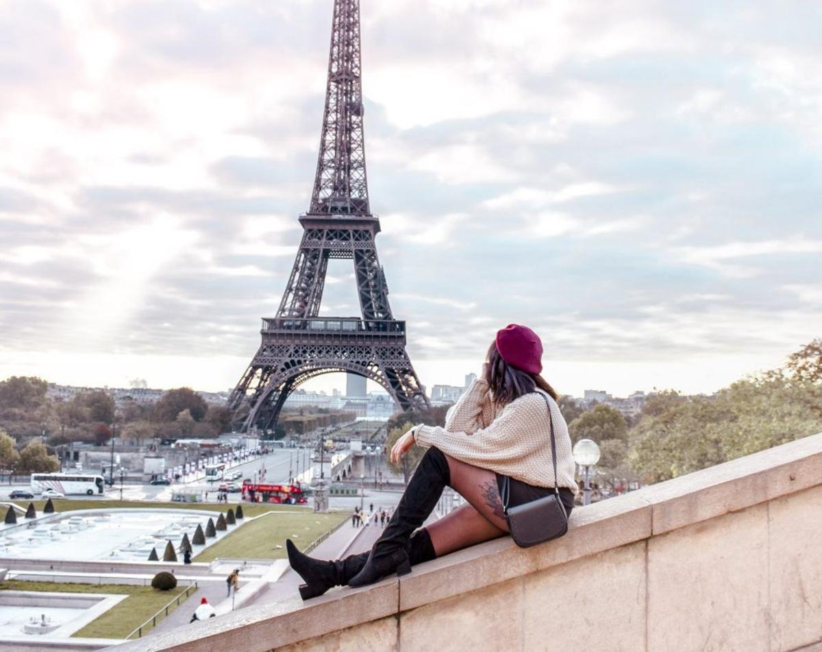 Ли париж. Эмили в Париже Эйфелева башня. Париж на фоне эльфовой башни. Люди на фоне эльфовой башни в Париже. «Девушка в Париже».