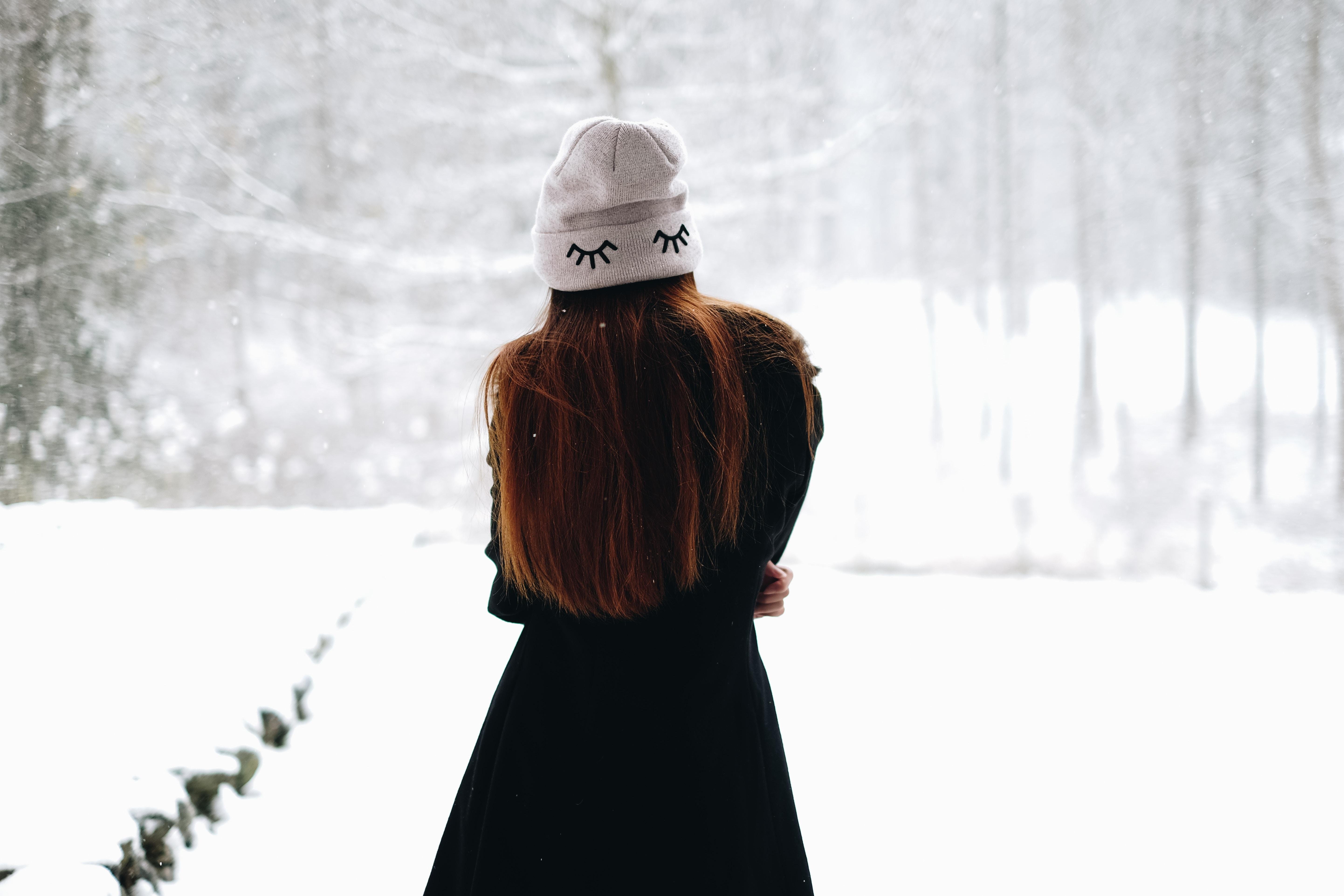 зимнее фото женщины со спины