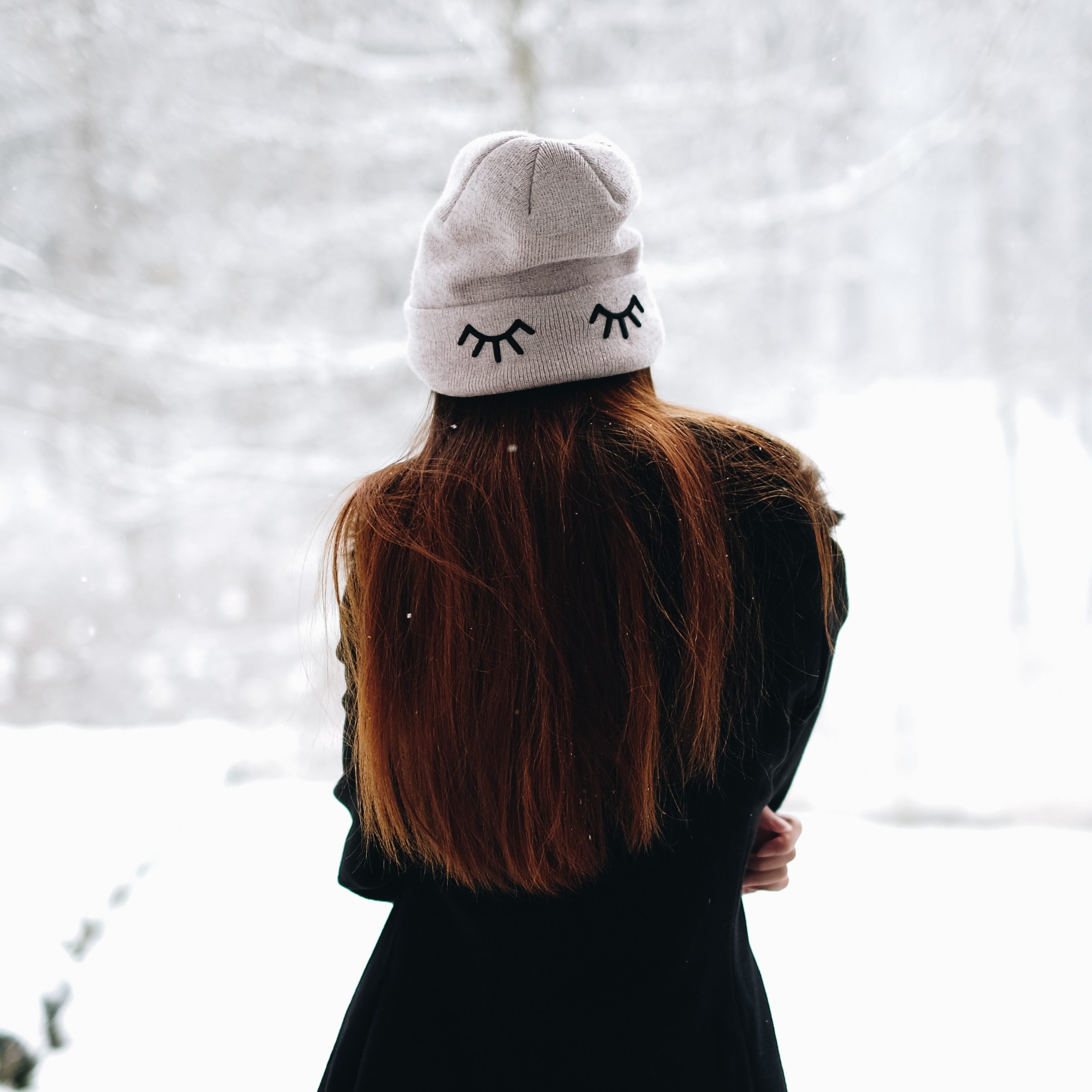 Зимняя девушка со спины