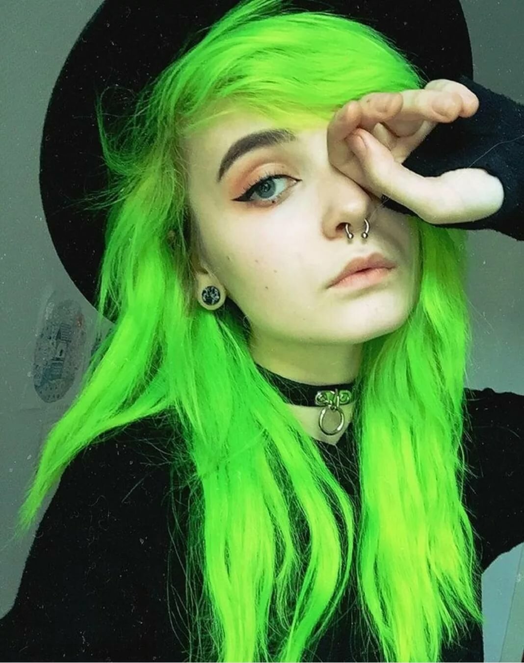 Кисло у девушки. Девушка с зелеными волосами. Девушка с салатовыми волосами.