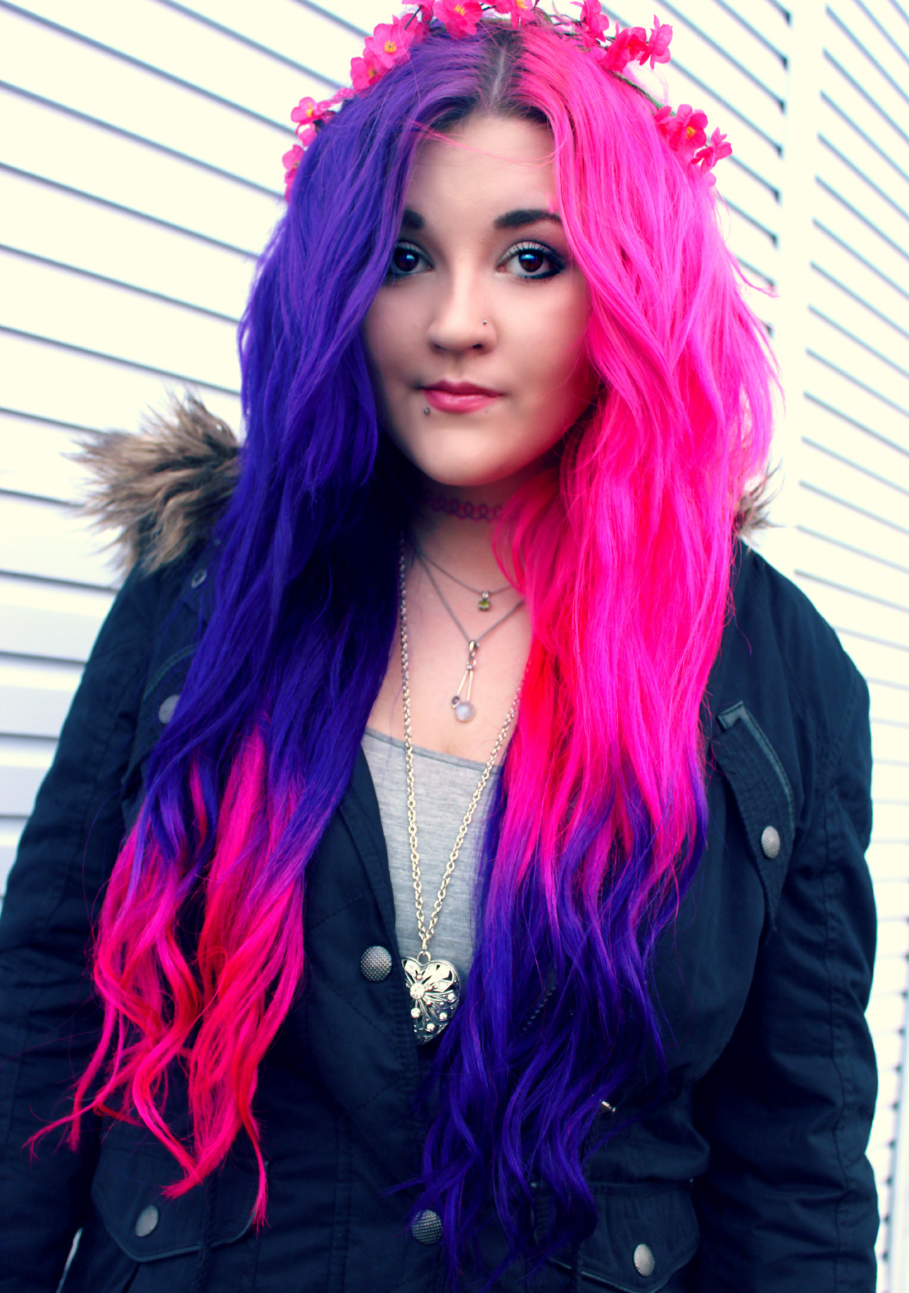 Яркие карину. Сплит Хэир. Сплит Хэир с фиолетовым. Цветные волосы. Девушка с яркими волосами.