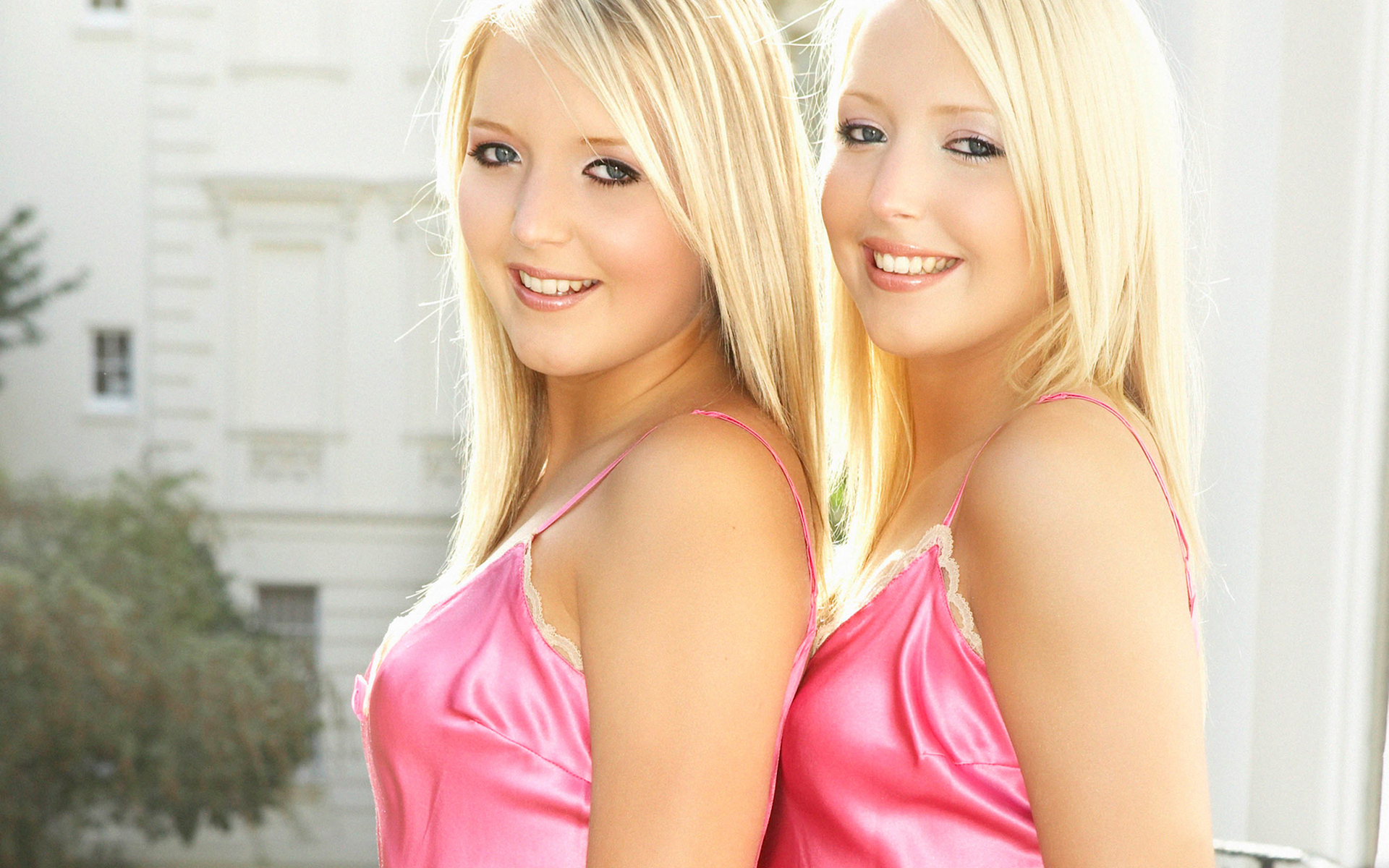 Красивые близняшки девушки