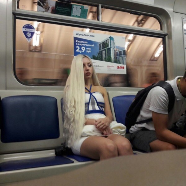 Модные стиляги в метро (25 фото)